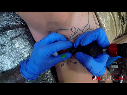 ❤️ Itin tatuiruota karšta Sully Savage gavo tatuiruotę ant savo klitorio ☑ Porno prie mūsų ❌